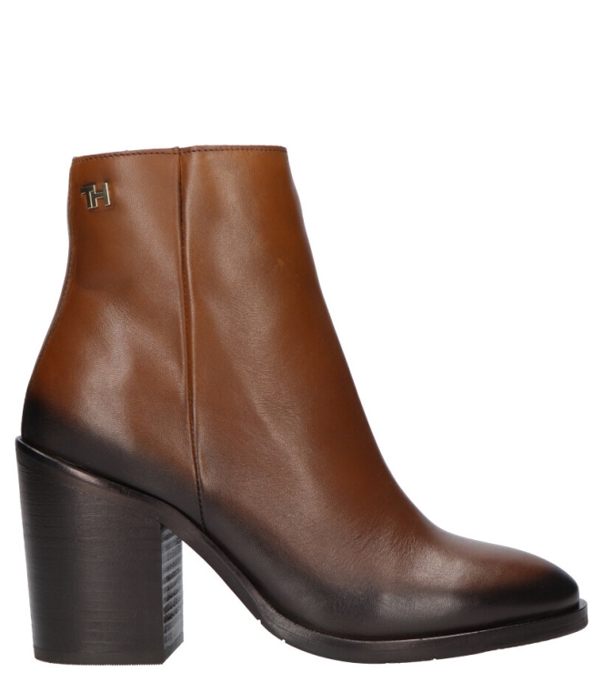 Tommy Hilfiger Tommy Hilfiger Enkellaars <span>FW0FW05164 GOW</span> GOW Pumpkin paradise Tommy Hilfiger Enkellaars <span>FW0FW05164 GOW</span> FW0FW05164 GOW cognac - www.bremmerschoenen.live - Bremmer Schoenen