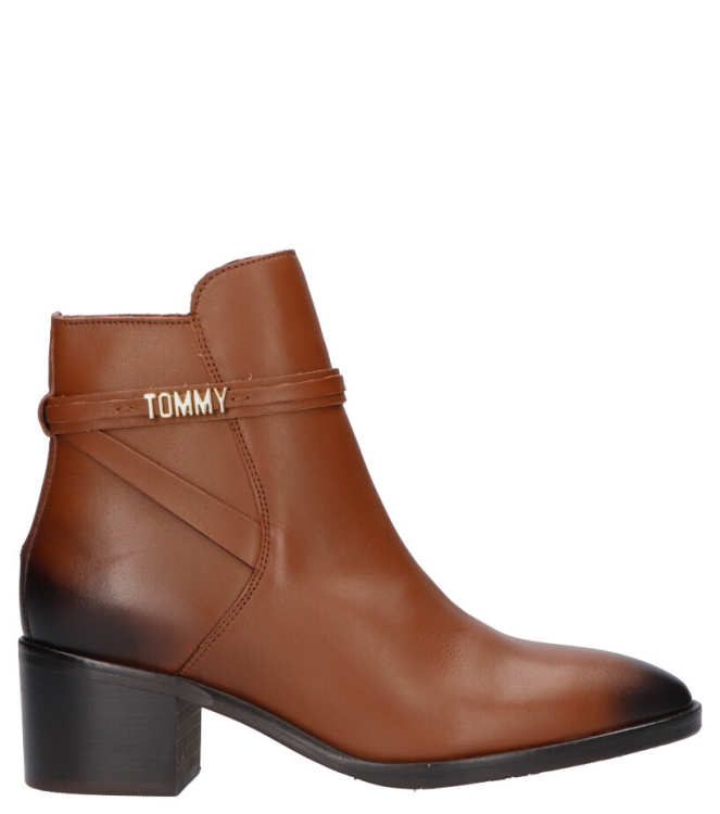 Tommy Hilfiger Tommy Hilfiger Enkellaars <span>FW0FW05196 GOW</span> GOW Pumpkin paradise Tommy Hilfiger Enkellaars <span>FW0FW05196 GOW</span> FW0FW05196 GOW cognac - www.bremmerschoenen.live - Bremmer Schoenen
