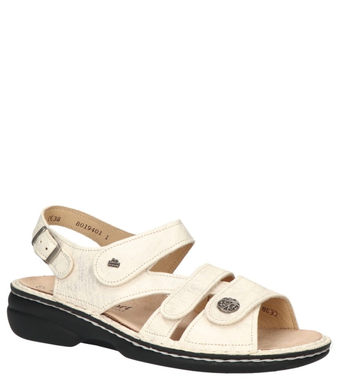 Finn Comfort Finn Comfort sandaal <span>2562 818222 Gomera</span> oro Finn Comfort sandaal <span>2562 818222 Gomera</span> 2562 818222 Gomera beige - www.bremmerschoenen.live - Bremmer Schoenen